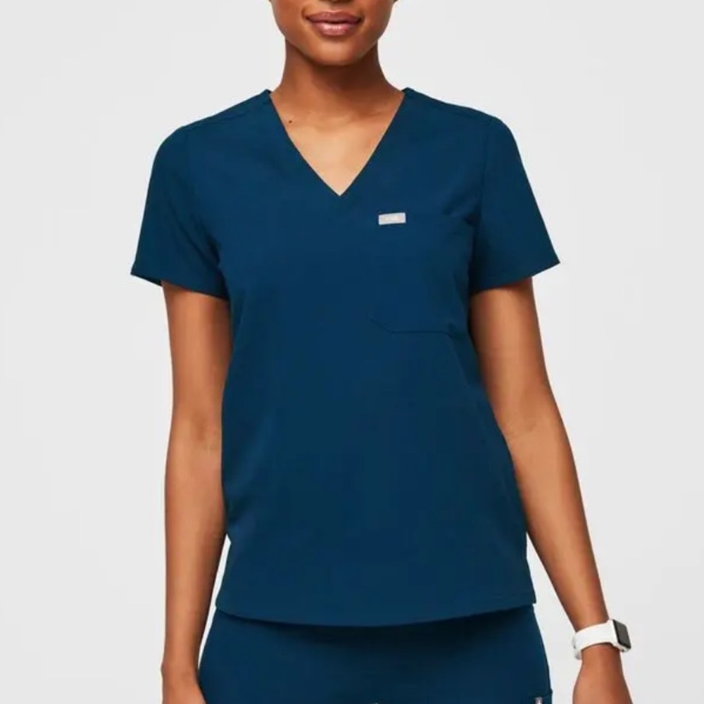 Figs Catarina One-Pocket Scrub Top™ in Deep Reef